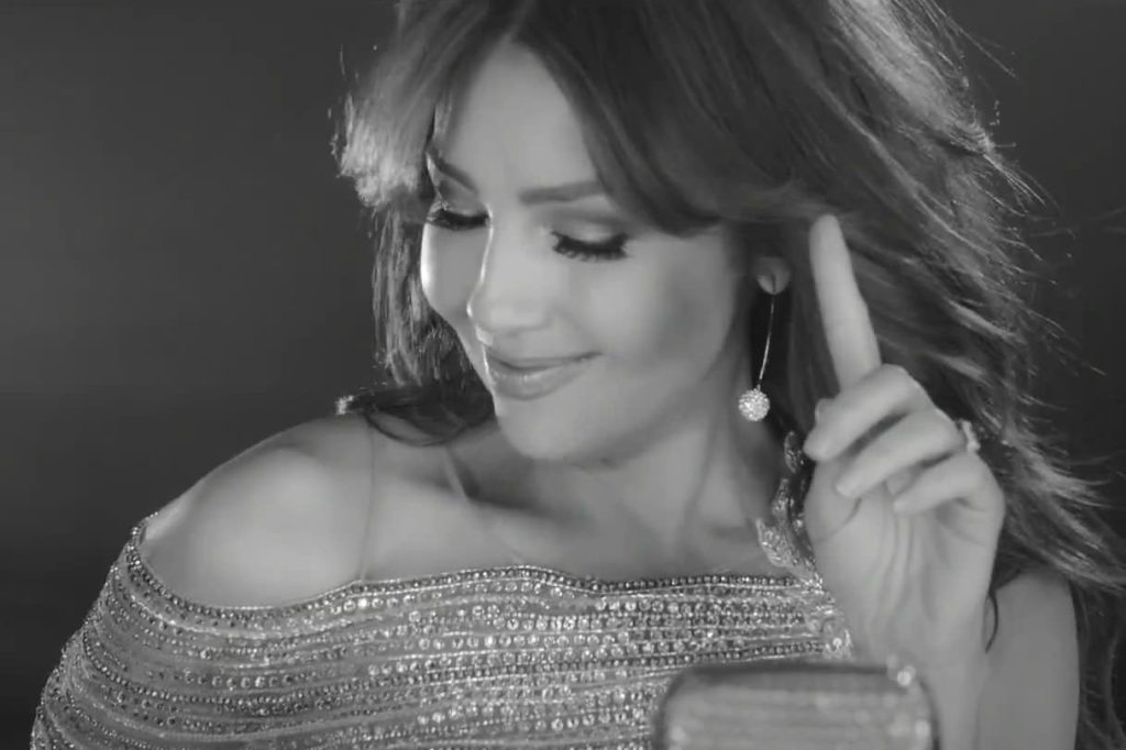MUSIC VIDEO: Triángulo — Thalía